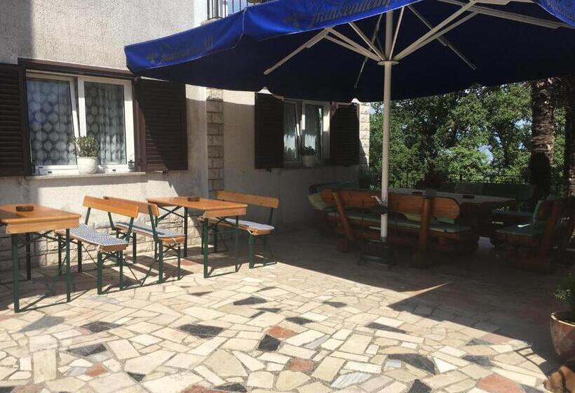 هتل Guesthouse Villa Manda