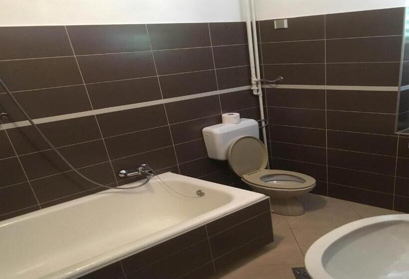 هتل Guesthouse Villa Manda