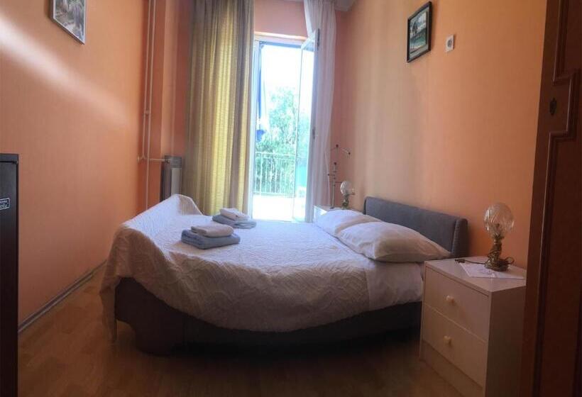 هتل Guesthouse Villa Manda