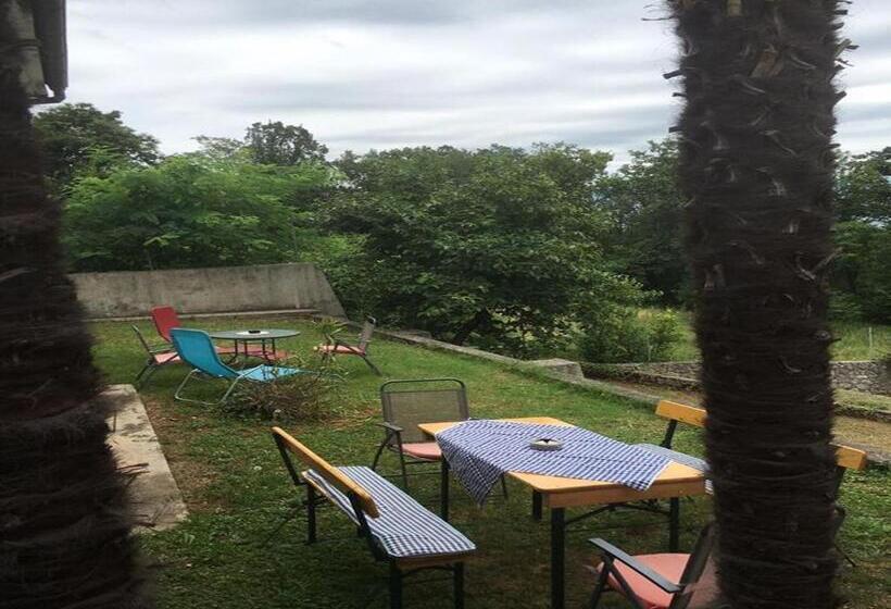 هتل Guesthouse Villa Manda