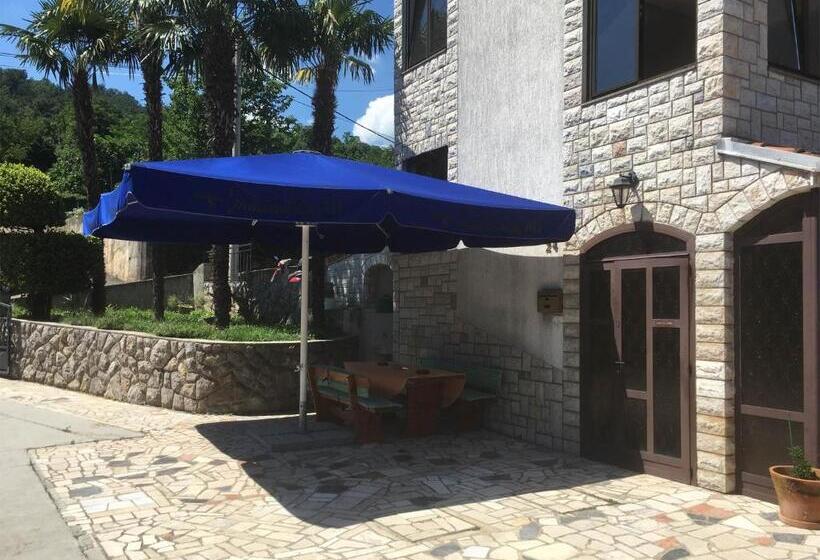 هتل Guesthouse Villa Manda