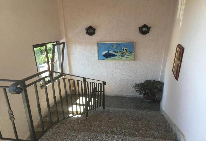 هتل Guesthouse Villa Manda