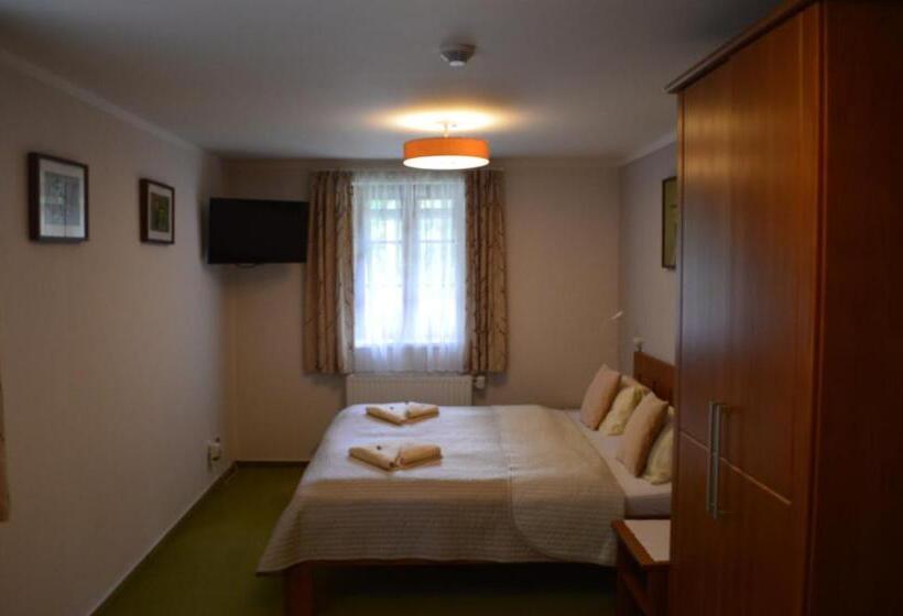 ホテル Hotýlek Pod Smrkem