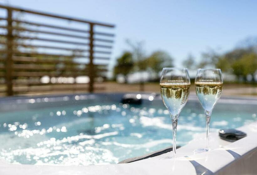 בית מלון כפרי Novi Resort