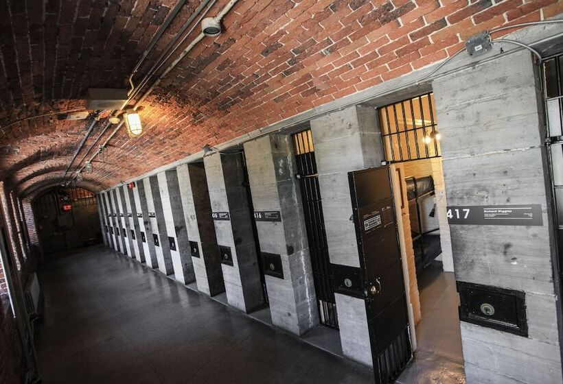 فندق Saintlo Ottawa Jail Hostel