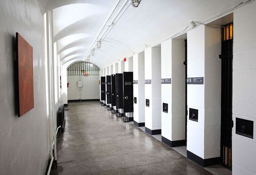فندق Saintlo Ottawa Jail Hostel