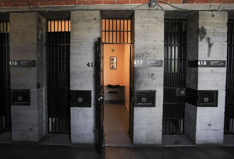 فندق Saintlo Ottawa Jail Hostel
