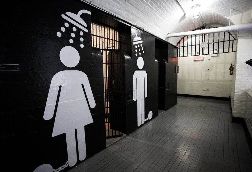 فندق Saintlo Ottawa Jail Hostel