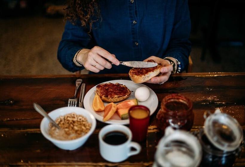 فندق Saintlo Ottawa Jail Hostel