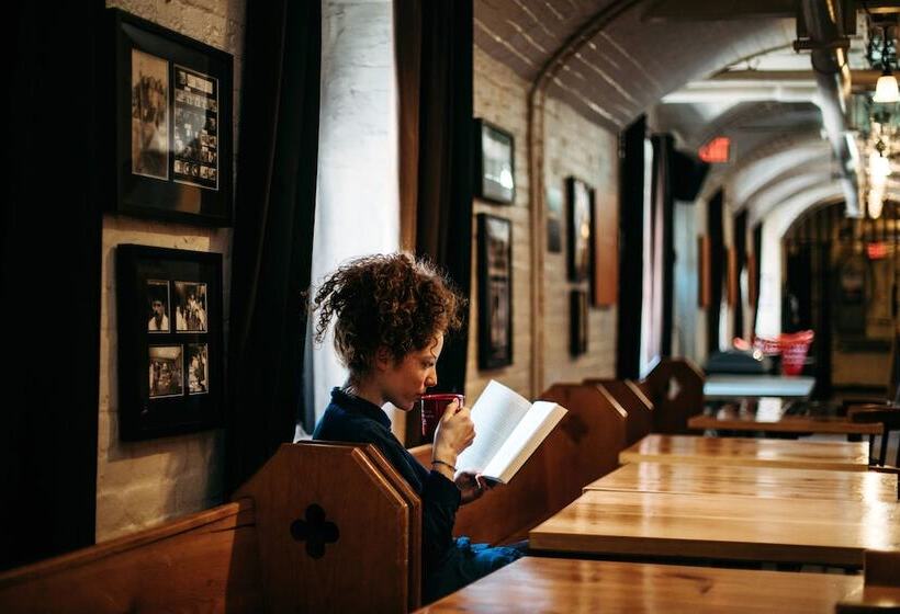 فندق Saintlo Ottawa Jail Hostel