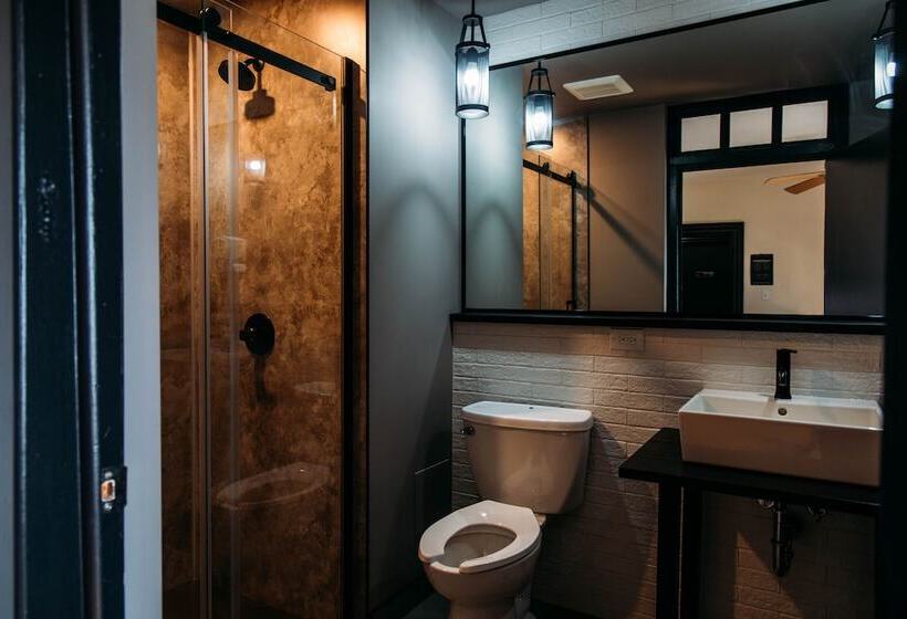 فندق Saintlo Ottawa Jail Hostel