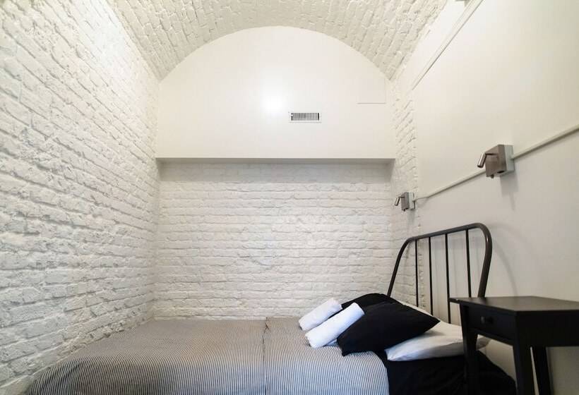 فندق Saintlo Ottawa Jail Hostel