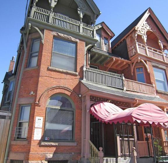 Отель Spadina 11 Guesthouse