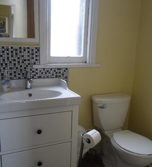 Отель Spadina 11 Guesthouse