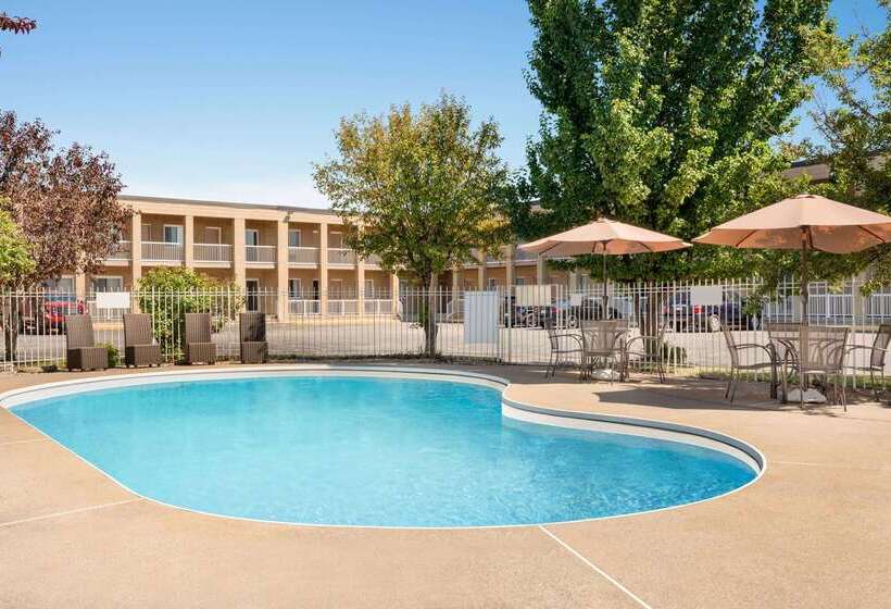 ホテル Super 8 By Wyndham Windsor/dougall