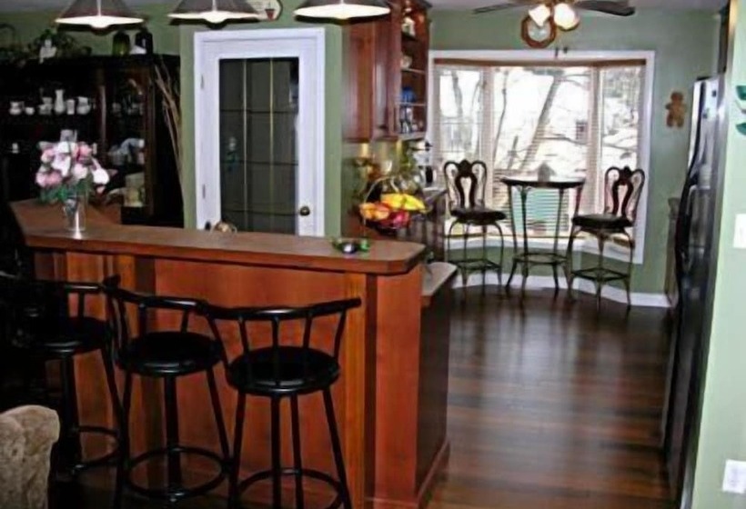 Отель The Grateful Bed B N B