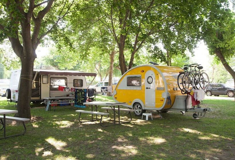 فندق The Lakeside Resort