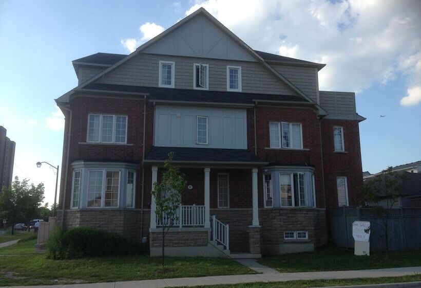 ホテル Toronto North Travellers Home