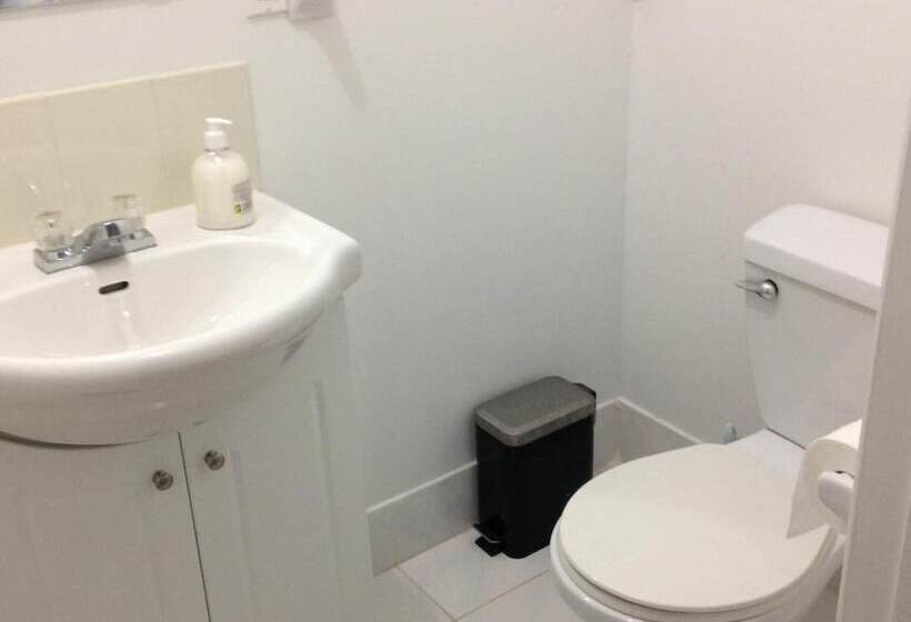 ホテル Toronto North Travellers Home