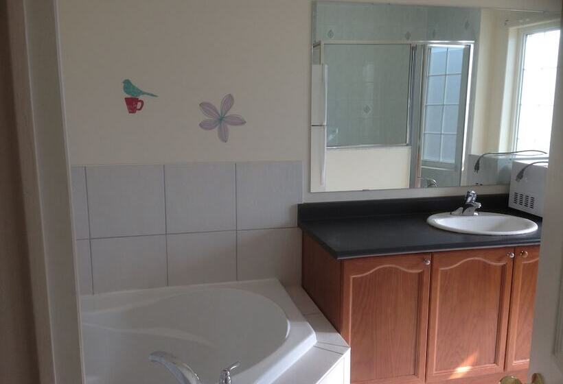 ホテル Toronto North Travellers Home