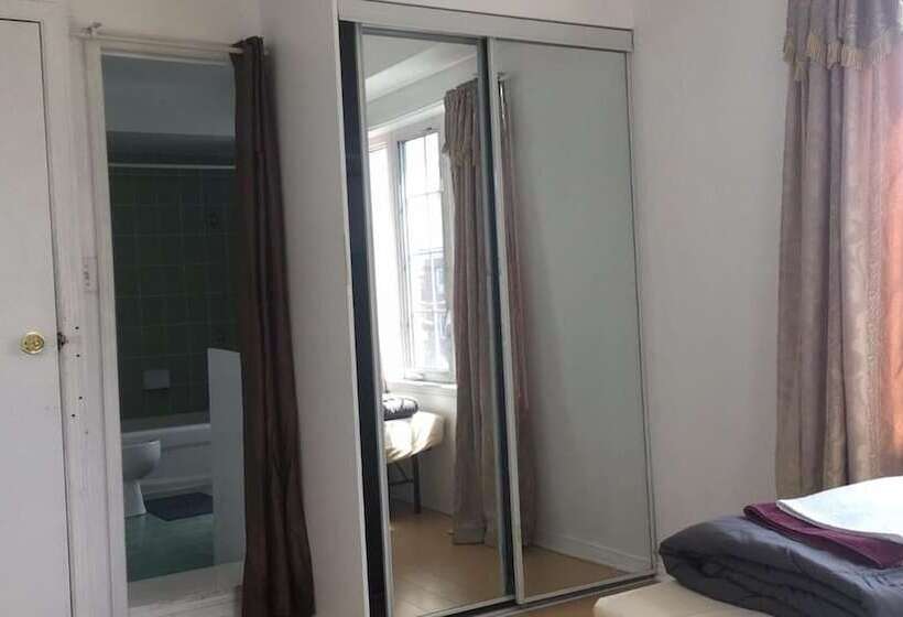 ホテル Toronto North Travellers Home