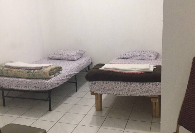 ホテル Toronto North Travellers Home