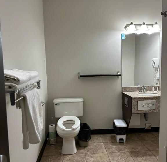 فندق Travelodge By Wyndham Wetaskiwin