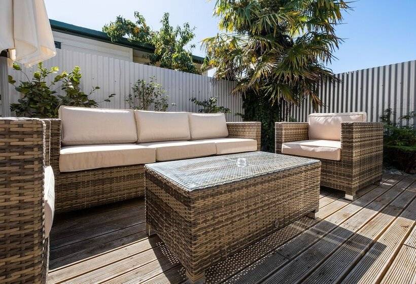 هتل Two Tree Lodge