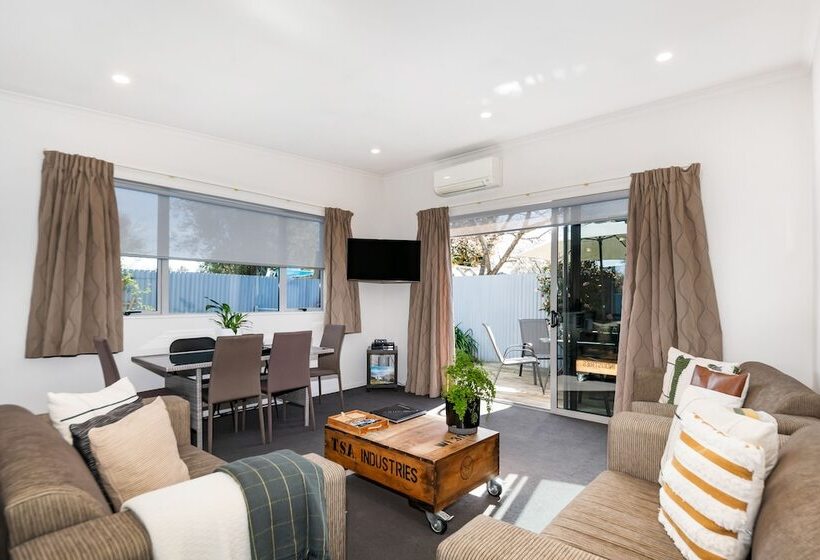 هتل Two Tree Lodge