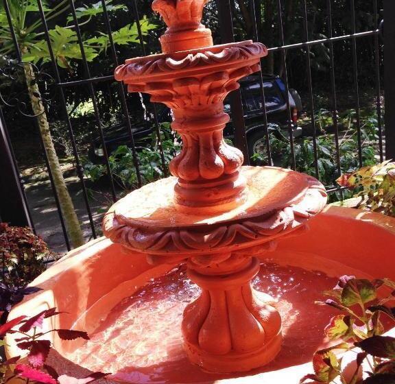 Melrost Airport Bed & Breakfast