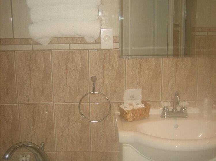 Motel Des Pentes Et Suites