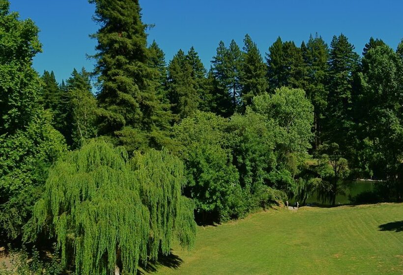 فندق Guerneville Lodge