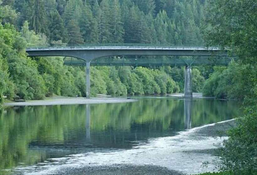 فندق Guerneville Lodge