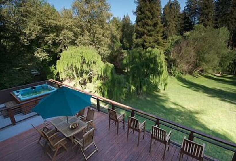 فندق Guerneville Lodge