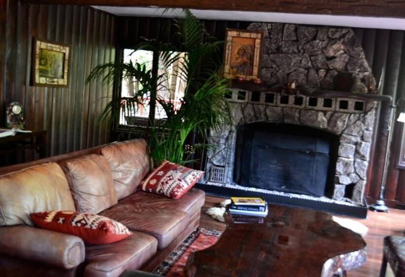 فندق Guerneville Lodge