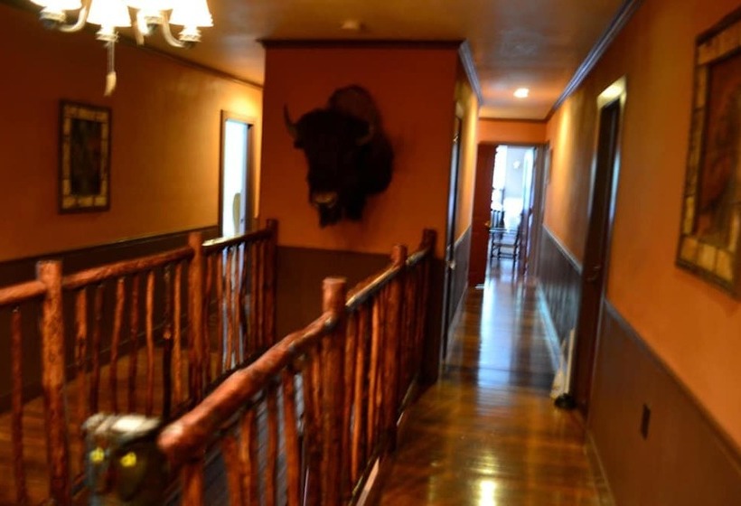 فندق Guerneville Lodge