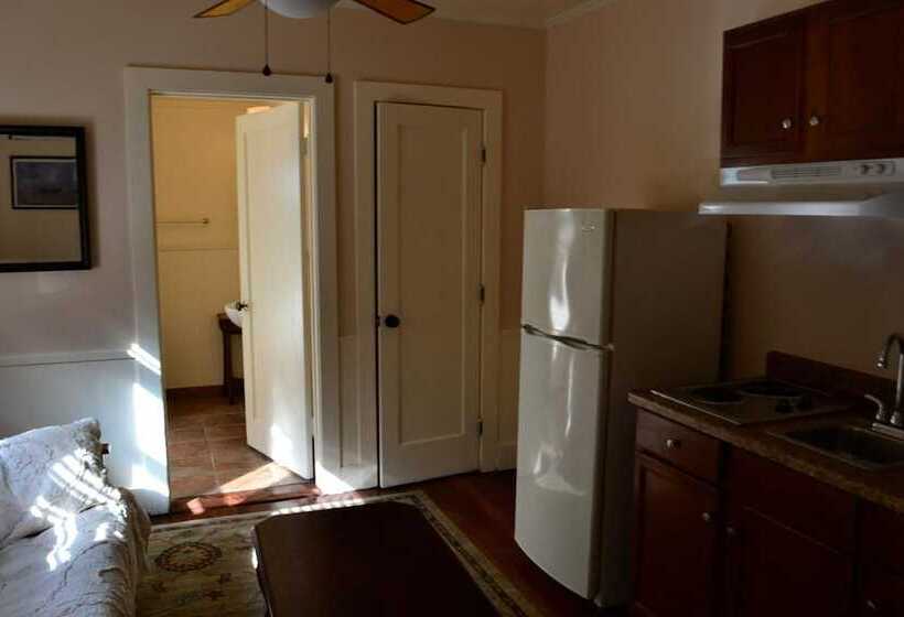 فندق Guerneville Lodge