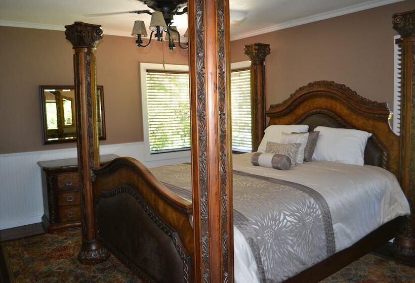 فندق Guerneville Lodge