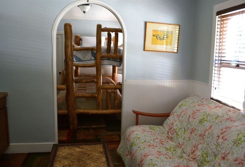 فندق Guerneville Lodge