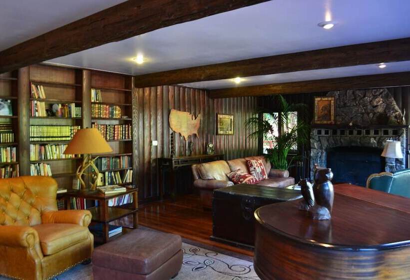 فندق Guerneville Lodge