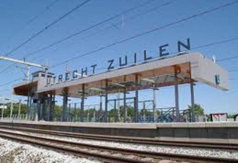 هتل Holland Lodge