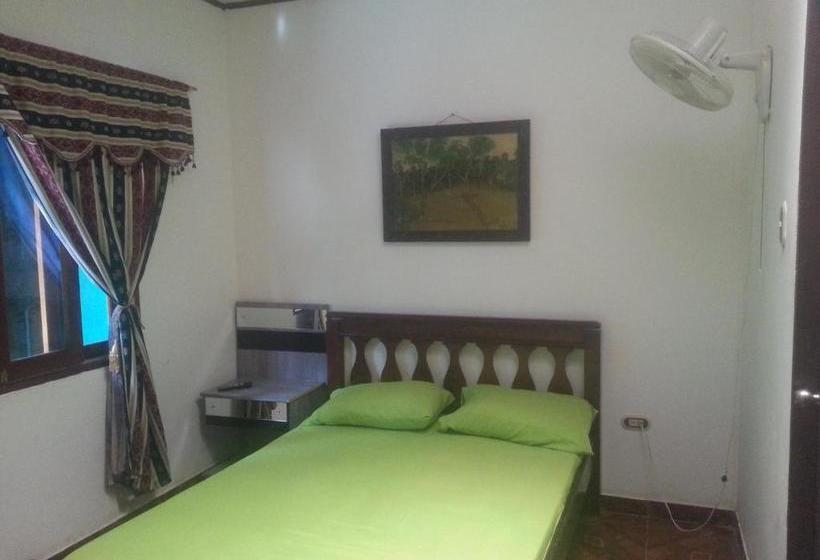 فندق Hostal Selvatrip