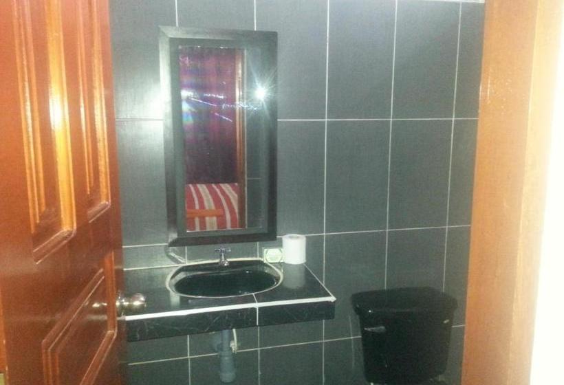 هتل Hostal Selvatrip