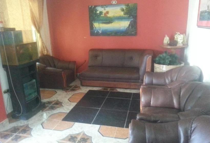 هتل Hostal Selvatrip