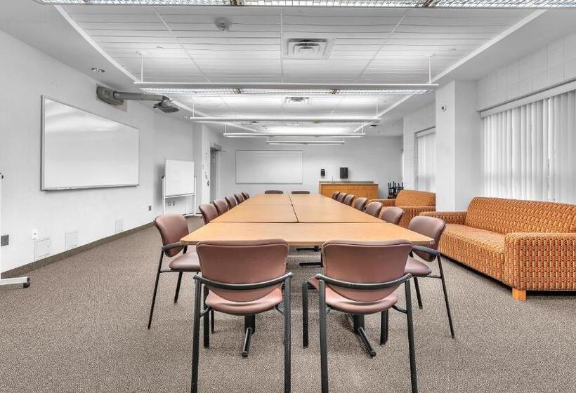 فندق Residence & Conference Centre   London