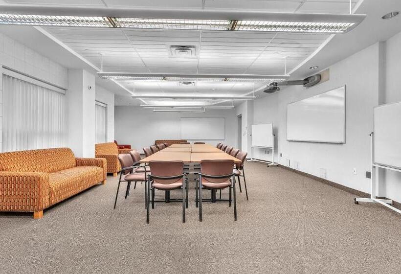 فندق Residence & Conference Centre   London