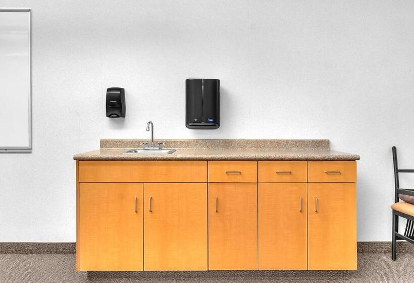 فندق Residence & Conference Centre   London