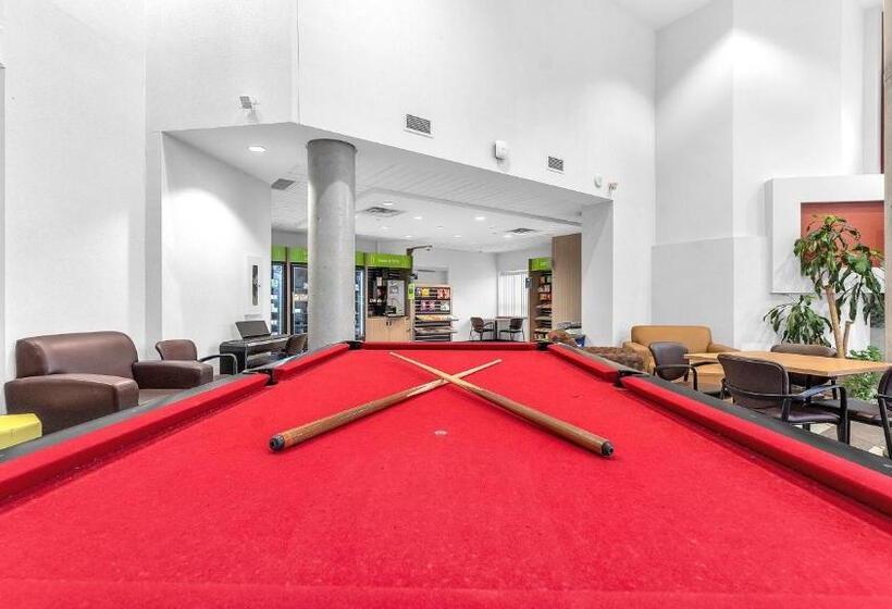 فندق Residence & Conference Centre   London