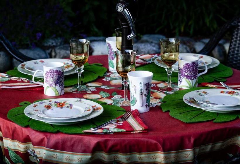 Отель Seasons Above The Bay Guest Suites And B&b