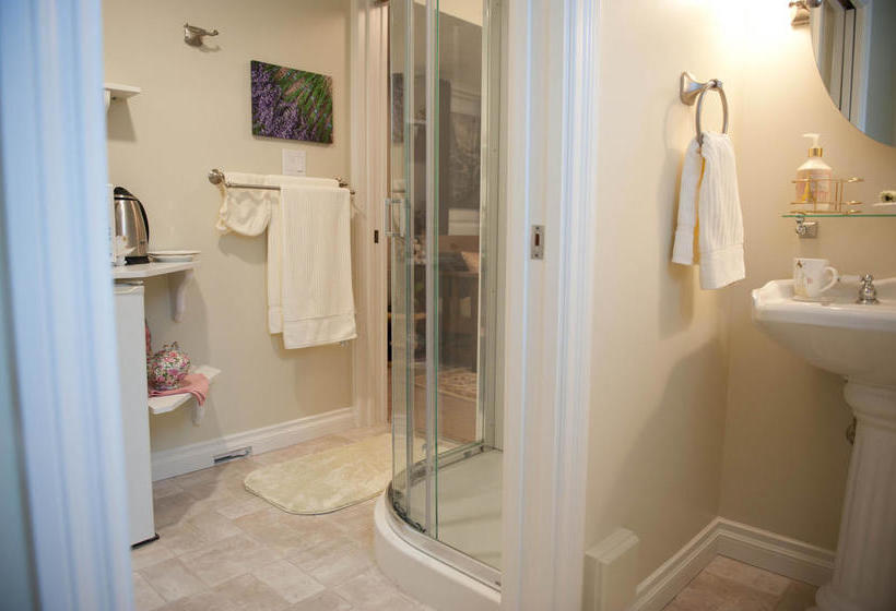 Отель Seasons Above The Bay Guest Suites And B&b